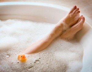 Bath against feet smell